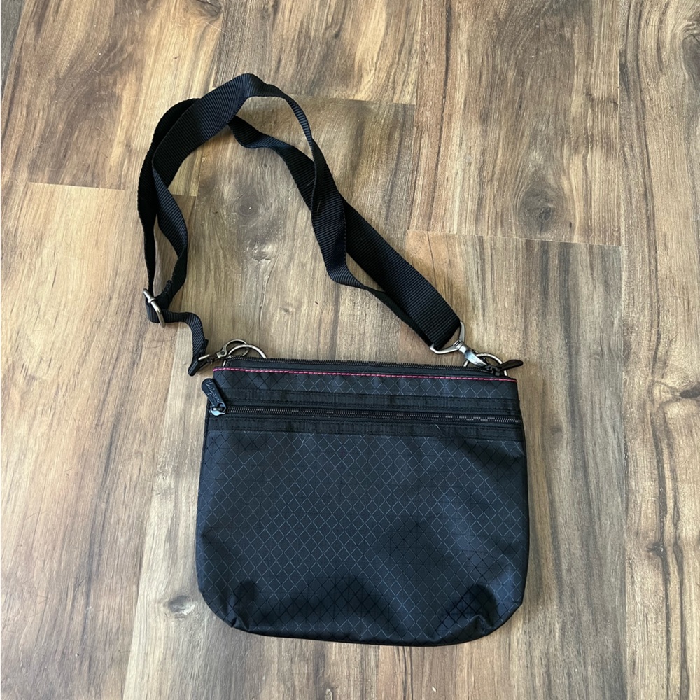 Thirty One Cross Body Purse Bag Black Pink Stitching and Interior
